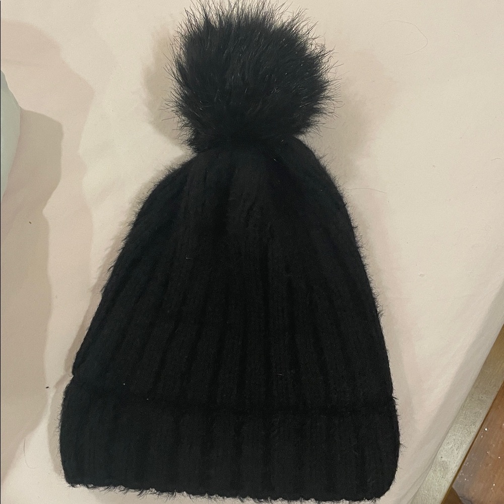 Black Fuzzy Pom-Pom Beanie